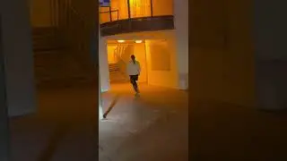 Мама выбежала приседать