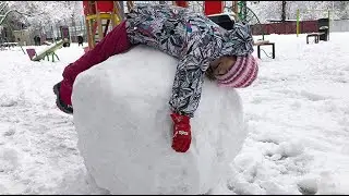 Делаем снеговика. Челлендж "Залезь на снежный ком"