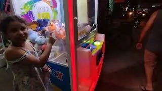 Fomos jogar na máquina de pegar bichinho de pelúcia.