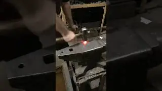 Кузнец за работой