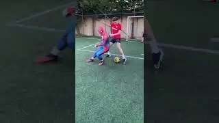 Человек-Паук играет в футбол 🕷️⚽️ #человекпаук #супергерои #футбол