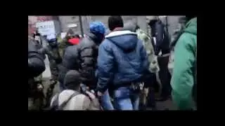 21.03.14 Киев. Правый Сектор и НГУ избивают Мужа за защиту жены, и прохожего мужчину
