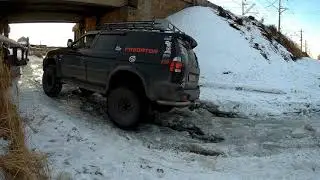 Pajero Sport через замерзший ручей.