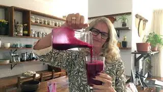 SUCO DELICIOSO COM ABOBRINHA, LIMÃO, BETERRABA, ACELGA,  PEPINO JAPONÊS E CENOURA.