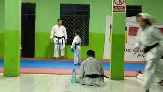 Dboy lagi Latihan Karate Kumite