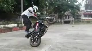حركات رائعة ( بالموتوسكل ) لا احد يستطيع فعلها _  شاب مذهل _ fantastic boy's moving by moto