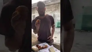 Un blanc nouchi qui mange du garba, du placali 😂😂😂