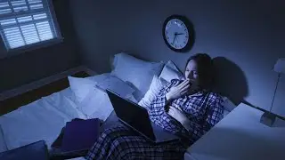 Почему нельзя смотреть телевизор перед сном? Вред гаджетов перед сном. Нельзя сидеть в телефоне.
