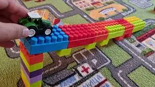 Toy cars move down the mountain. Carros de brinquedo sair da montanha.