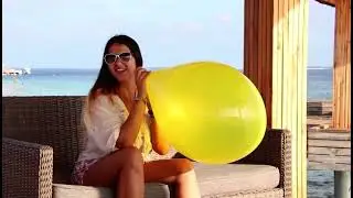Sexy blow to Pop Huge balloon (looner)