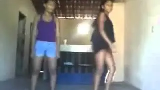 meninas dançam funk e (espírito) passa por traz dela
