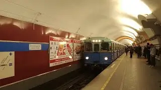 Петербургские метробудни: подмена в ретросоставе, посадки нет в две стороны и спецсостав