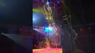 он идёт с закрытыми глазами! 