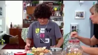 ♤כאן גרים בכיף עונה 1 פרק 10 חנוכה