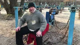 Богатырь Олег Могучий, разводка гантелей на грудь