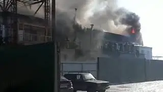 В Казани горит склад мебели