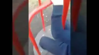 Чувак ржет как конь, качаясь на качеле!!!