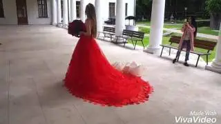 Фотосессия с большими бумажными цветами