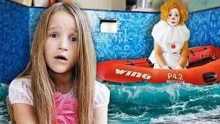 Настоящее море прямо в доме!!! Оно (IT) спасает Настю от крокодила