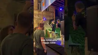 зал співає гімн Сум на моєму «Прощальному» стендапі 🫶🏻 