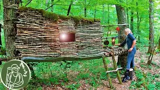 🪓 Hanging shelter made of branches and moss for wilderness survival