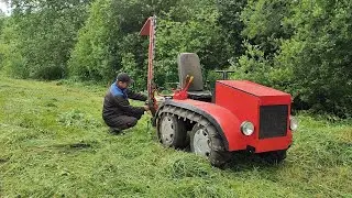 Гусеничный минитрактор на сенокосе.