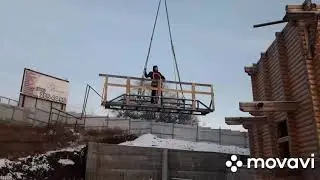 Полет в люльке на башенном кране