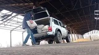 возим кукурузу домой машина за машиной.