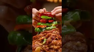 将烤得滋滋冒油的五花肉切成小块，和酸甜的树莓搭配在一起，清爽又美味！#shorts #raspberry #bbq #滇西小哥