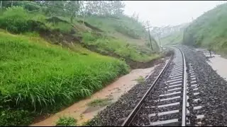 Detik detik Tanah Longsor Menutupi Jalur KA di Petak Jalan Pohgajih - Kesamben  Malang