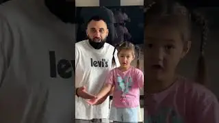 Что София делает пальцами?😂
