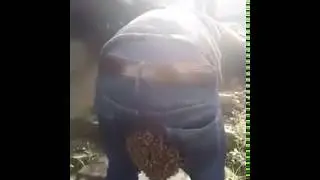 Пчелиный рой на жопе у парня.