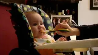 Belén comiendo puré de manzana
