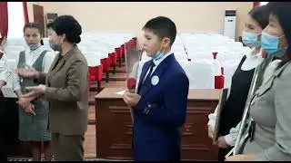 Аудандық білім бөлімінің басшысы үздік оқушылармен