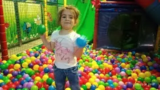 Веселый день на детской Площадке. Учим Цвета на Английском . Learn Color whit Kids