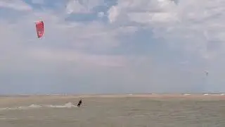 Кайтеры и военные самолёты на косе Долгая