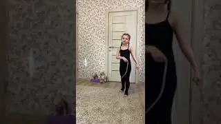 Милана учит прыгать на скакалке