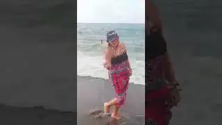 Hayriye Yıldız...Derlerde guşburnu (Kastamonu Cide sahilinde çekilmiştir )