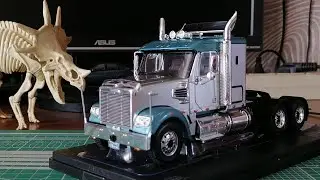 FREIGHTLINER Coronado (IXO models 1.43)