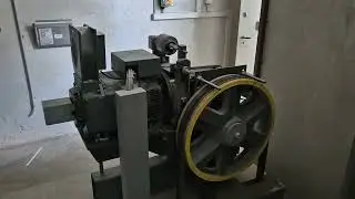 Schindler Dynatron S (1995) Miconic B 1,6 m/s traction lift motor room