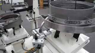 Vibratory floating mandrel feeds thin wavy washer