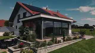 Lichtdurchfluteter Anbau mit Blick in die Natur in Kötz