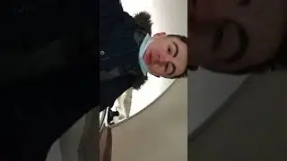 На входе в метро Кузнецкий мост полиция фотографирует у входящих пассажиров паспорта