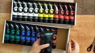 Открываю большой набор акриловых красок