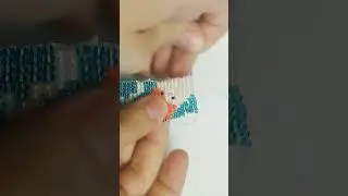 Плетение фенечки из бисера с разноцветными котиками 