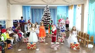 Вхід з подарунками на Новорічне свято