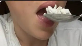 Крошки мела. Хруст мелом.