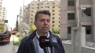 Depremlerde Mersin'de ağır hasar alan binanın yıkımına başlandı