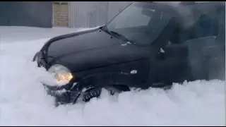 02.01.17. Выезд из гаража на Шеви-Ниве сквозь сугроб ). Комментируйте и подписывайтесь на Канал!
