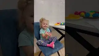 У Мии много стишков и песенок )  